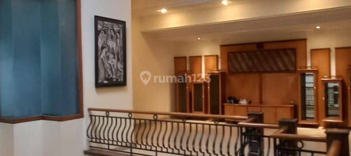 Rumah 3 Lantai Bagus Furnished SHM di Setra Duta, Bandung 1