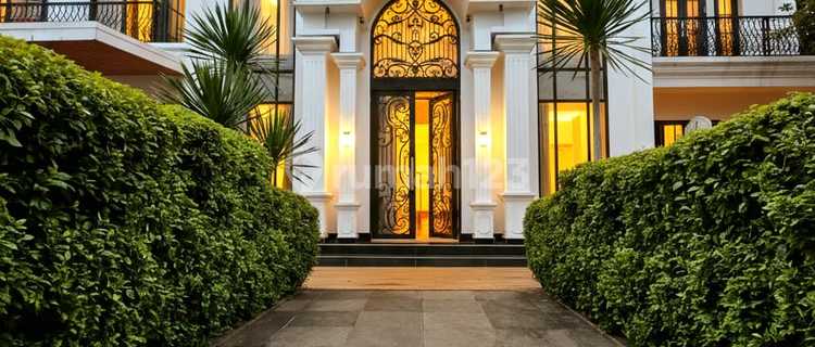 Rumah Mewah Ada Kolam Renang di Jatiwarna 1