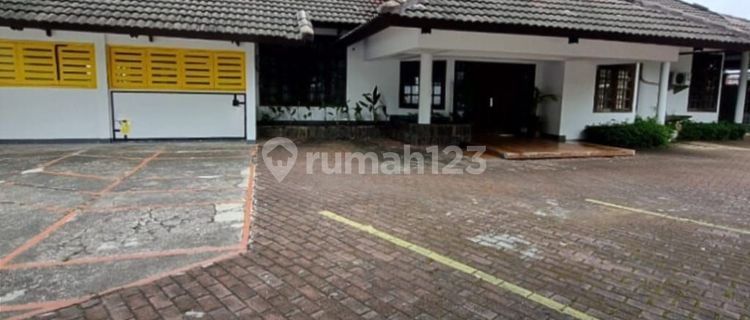 Beautiful Move-in Ready House in Pesanggrahan Bintaro, South Jakarta.
Suitable for Business, Office, or Residential Use.
Easy and Two-Way Access.
Wide Road Access for 2 Cars. 1