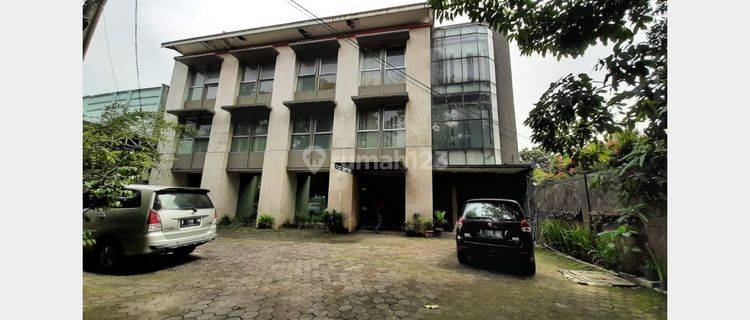 Gedung Untuk Usaha dan Rumah Tinggal di Supratman 1
