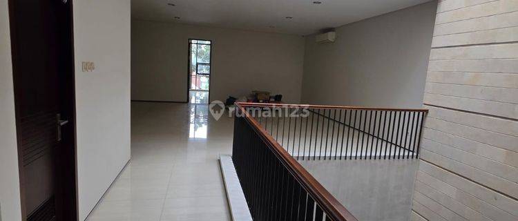 Langka Rumah di Cihampelas Jalan Utama Siap Huni  1