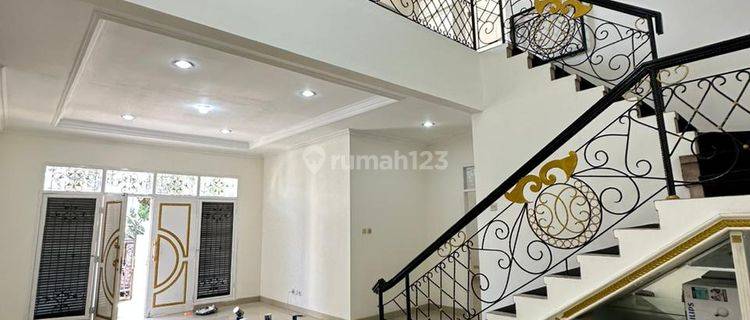 Rumah Luxury 2 Lantai di Singgasana Pradana Mekar Wangi 1