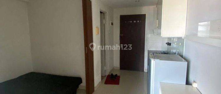 1 BR bukan Studio Apartemen Metropolis
 1