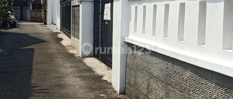 Rumah Lama Lokasi Bagus Siap Huni di Tebet Barat.Aman Bebas Bajir 1