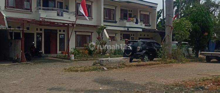 Dua Rumah  Hitung Tanah Saja Bonus Bangunan  Di Jalan Besar. 1