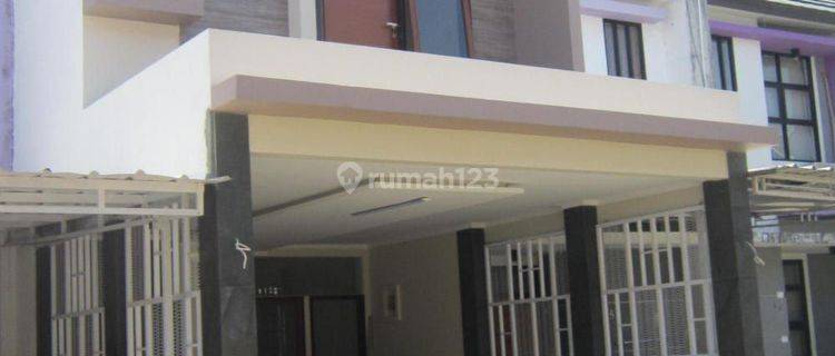 Rumah 2 Lantai Bagus Semi Furnished di Komplek Edelweiss, Bandung 1