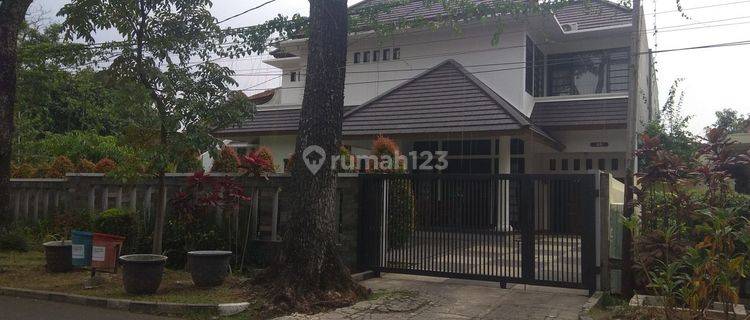 Rumah 2 Lantai Bagus Furnished SHM di Sayap Riau, Bandung 1