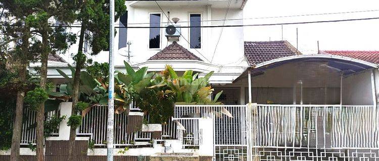 Rumah 2 Lantai Bagus Furnished SHM di Margahayu Raya, Bandung 1