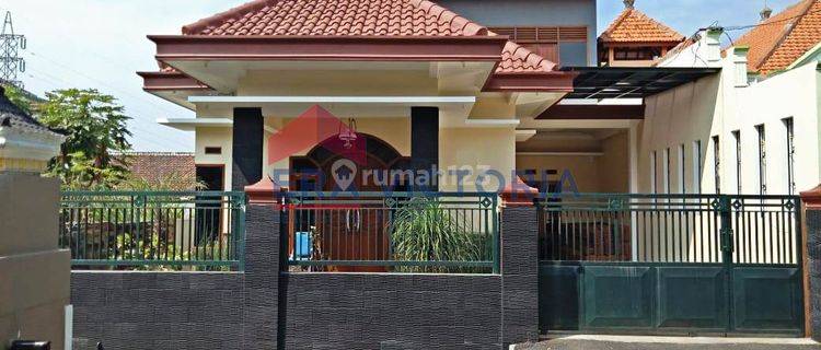 Rumah cantik berkonsep villa di Dewi Sartika Batu 1