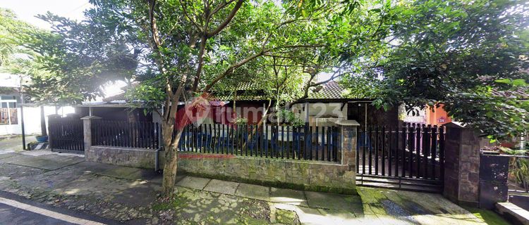 Large serene house in the city center near Tawangmangu Market. 1