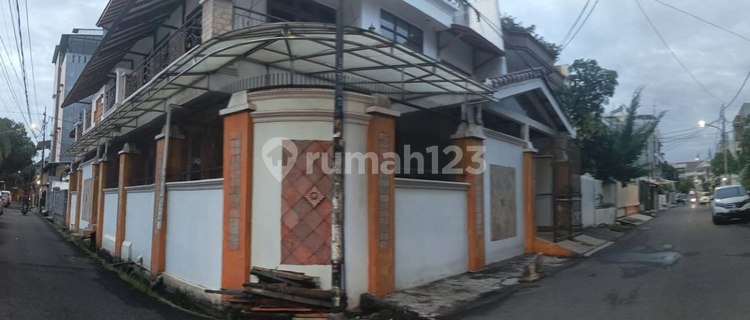 Rumah Hoek 2,5 Lantai Tanjung Duren Utara Jakarta Barat 1