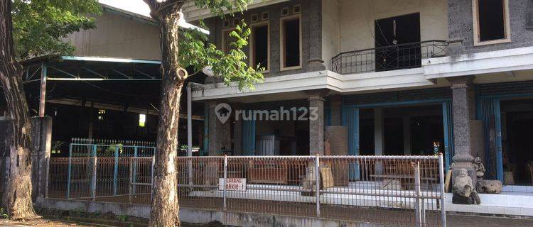 For rent 2.5 Floor Shophouse with 12 Are Area with Rooftop on Jl. Merdeka Kuta is suitable for gift shops or capsule hotels and various other businesses 1