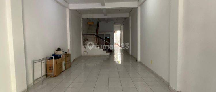 Cheap 2.5-storey shophouse for sale on Jalan Gunung Batukaru, West Denpasar, ready to live in. Busy strategic location 1