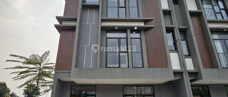 Dijual Rumah 3 Lantai,cukup Booking 5jt Free Biaya-Biaya  1