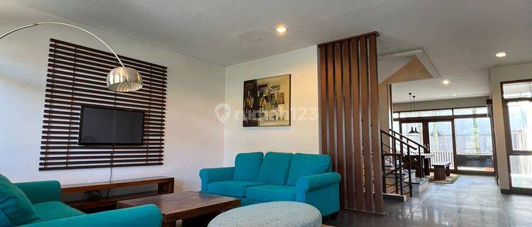 Rumah 3 Lantai Bagus Unfurnished SHM di Setraduta, Bandung 1