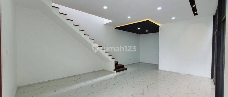 Rumah Bagus Unfurnished SHM di Setraduta, Bandung 1