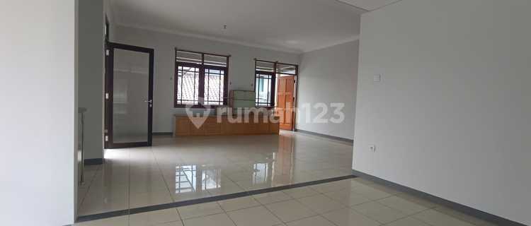 Rumah 2 Lantai Bagus Unfurnished SHM di Taman Sakura , Bandung 1