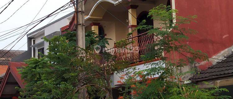 Disewaka rumah besar dua lantai 1