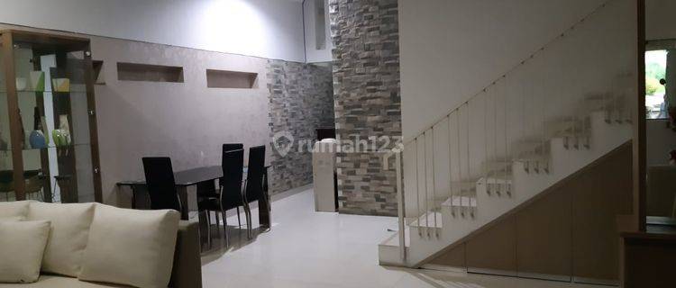 Rumah 3 Lantai Bagus Furnished SHM di Setraduta Cemara, Bandung 1