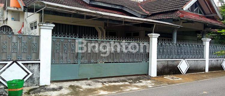 RUMAH TENGAH KOTA SOLO, SIAP HUNI, SIMPANGAN 2 MOBIL LANCAR 1