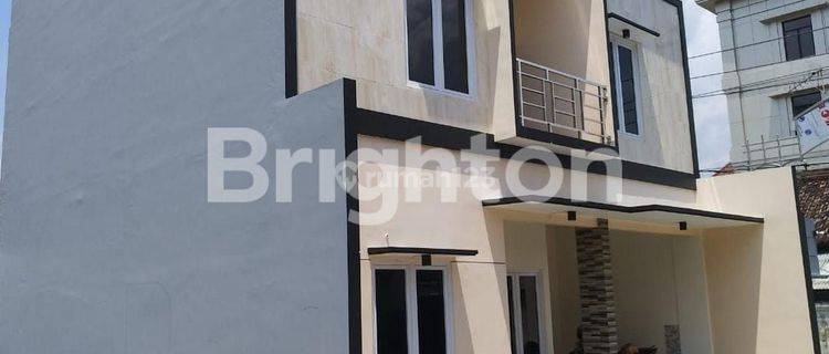 RUMAH BARU 2,5 LANTAI TENGAH KOTA SOLO 1