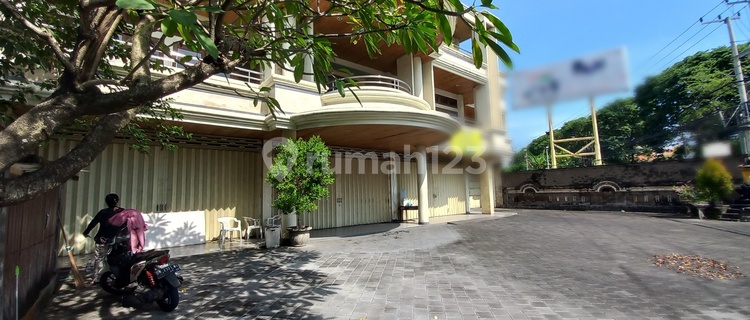 3-Storey Shophouse Building in Cokroaminoto Area, Denpasar 1