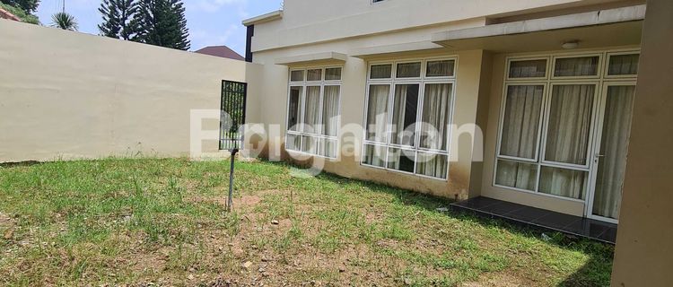 Rumah Dengan Halaman Luas Di Graha Padma 1