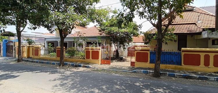 Rumah Luas 2 Lantai dengan Rumah Walet di Tengah Kota Jombang 1