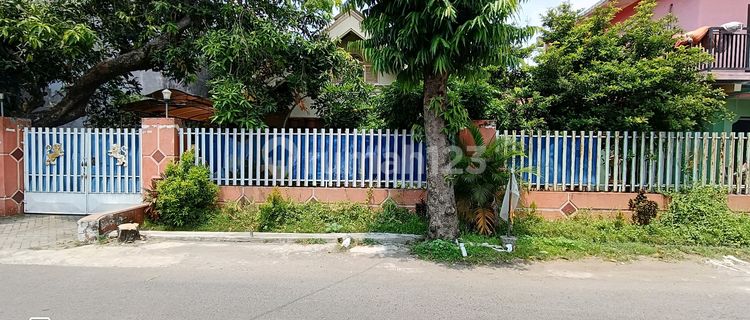 Rumah Siap Huni dengan Tanah Luas dan Bangunan Toko 2 Lantai di Jombang 1