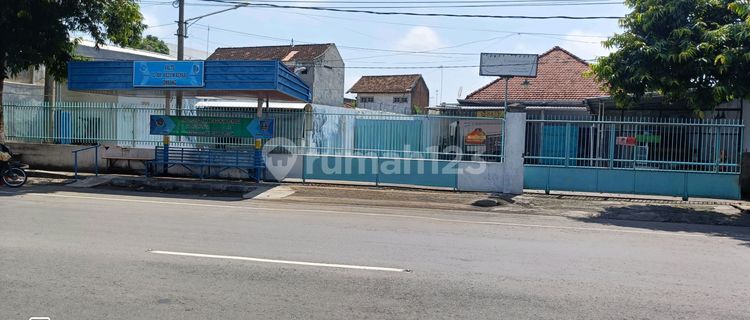 Rumah Usaha dengan Tanah yang Luas Siap Pakai di Jombang 1