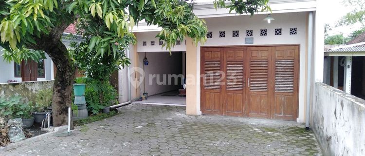 Rumah Istimewa 2 Lantai di Tengah Kota Jombang 1