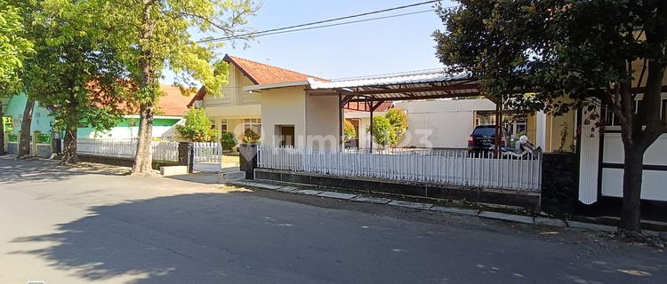 Rumah Kuno dengan Halaman dan Tanah Luas Siap Sewa Pakai di Jombang 1