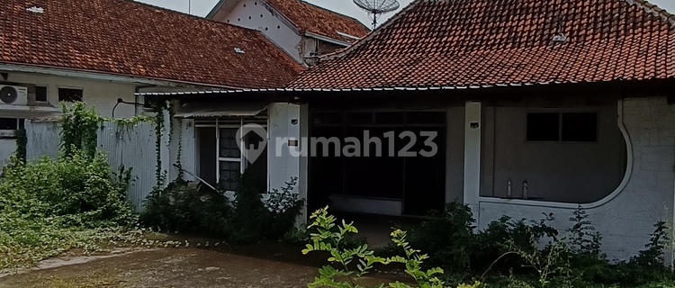 Old House with a Spacious Yard in the Center of Jombang City 1