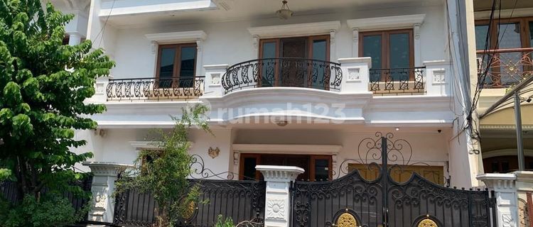 House for quick sale, 2 floors, 4 bedrooms, flood-free in Kelapa Gading 1