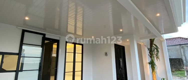 Luxury Townhouse for Sale Near Transmart Studio Mall in East Jakarta, 007 1
