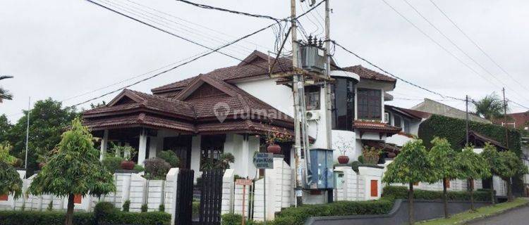 Rumah mewah di kawasan elit engah kota di Jl. Mr. Gele Harun 2 Lantai SHM Bagus Utara 1