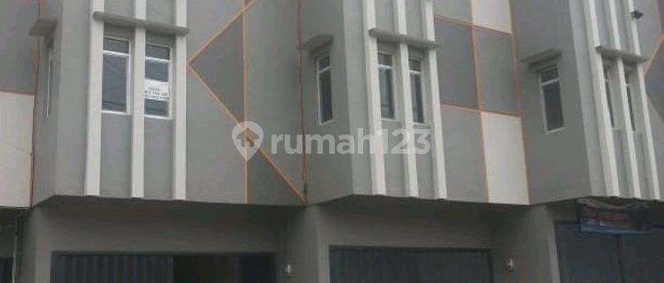 Strategic Shop House for Rent on Main Road 1