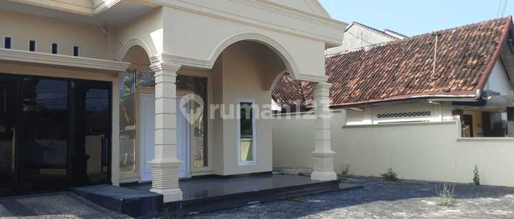 Disewakan Rumah Mewah Bagus di Enggal 1