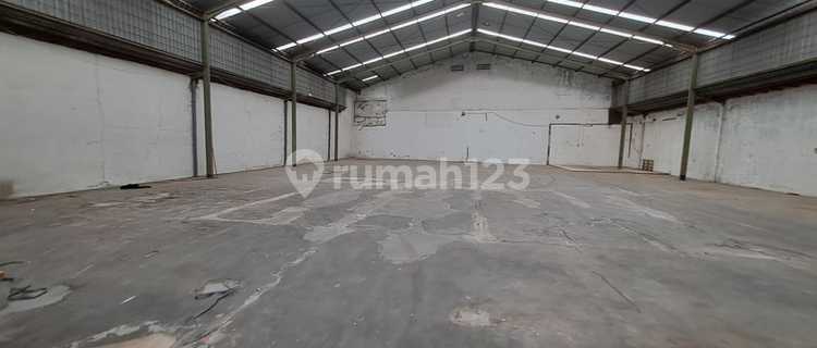 For rent: cheap and large warehouse in Suratmo (12575-INE) 1