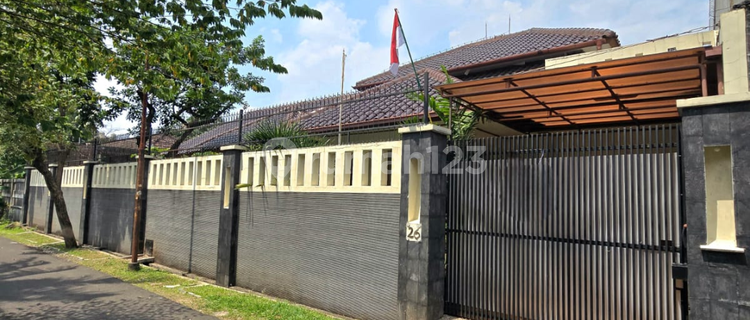 Rumah Modern Tropis Hang Lekir Lokasi Tenang Dekat Senayan 1