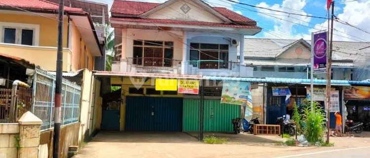 Two-story shop house ready for occupancy in a business area, suitable for opening a business. 1