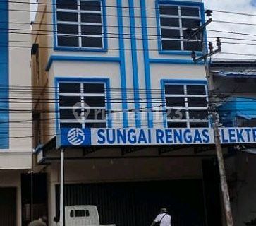 Ready-to-Occupy Shop House by the Road Suitable for Various Businesses 1
