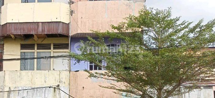 3-Story Ready-to-Live Shop House in City Center Suitable for Various Businesses. 1