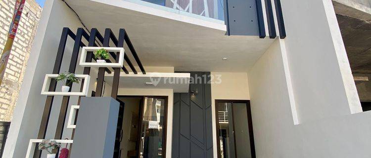 Rumah mewah 2 lantai, dekat kampus petra 1