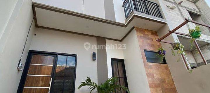 Rumah cantik 2 lantai surabaya utara 1