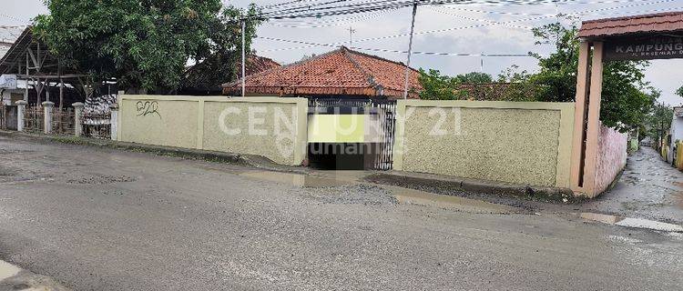Rumah Di Lokasi Padat Penduduk Karang Sembung 1