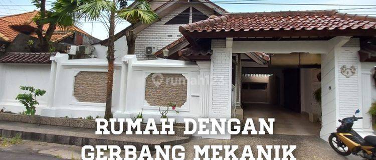 RUMAH DI GATSU DENGAN GERBANG MEKANIK 1