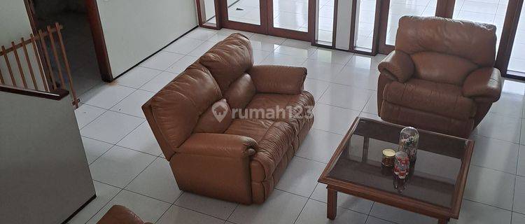 Rumah di Jln.  Cipaku
Bandung 1