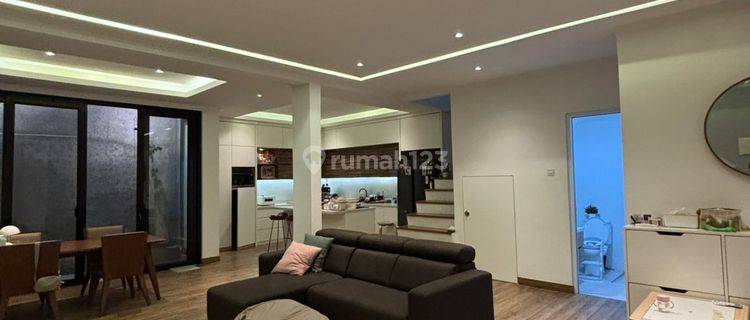 Dijual Rumah Cakep Full Furnished 8x15 di Latigo Gading Serpong 1