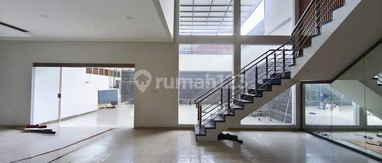 For Sale, Good and Ready-to-Occupy House in Batununggal Bandung 1